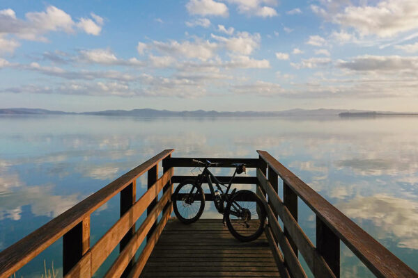 Tour of the lake through villages and beauty