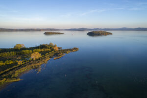veduta aerea dell'isola maggiore e minore del lago trasimeno