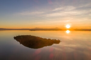 veduta aerea dell'isola maggiore al tramonto