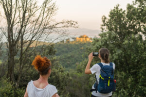 due ragazze nella natura che scattano fotografie al lago trasimeno