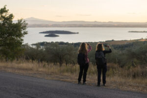 due escursioniste fotografano il lago trasimeno e le isole