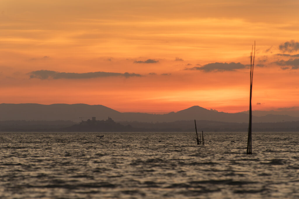 tramonto sul lago trasimeno