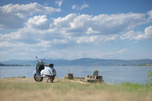 vespa parcheggiata su un poggio affacciato sul lago trasimeno