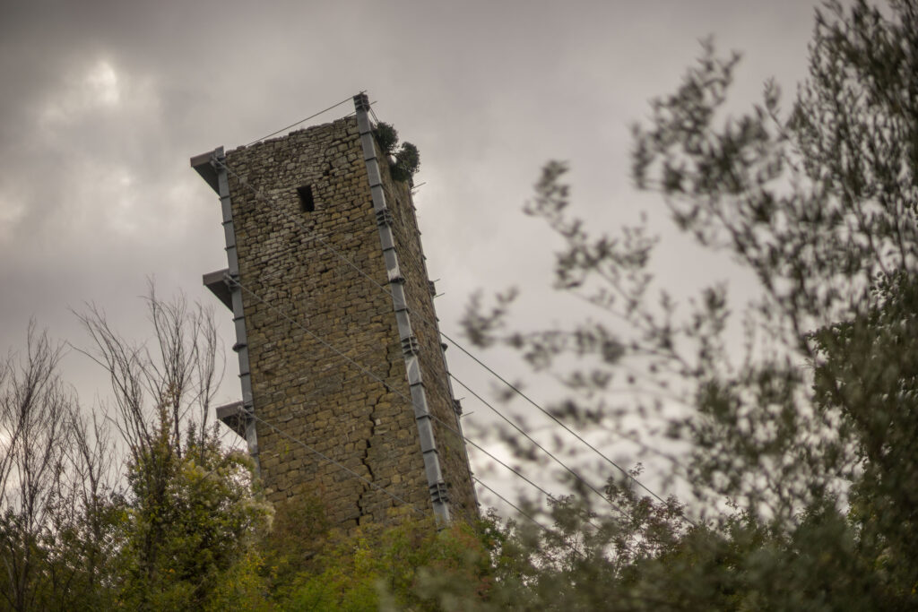 torre pendente con tiranti