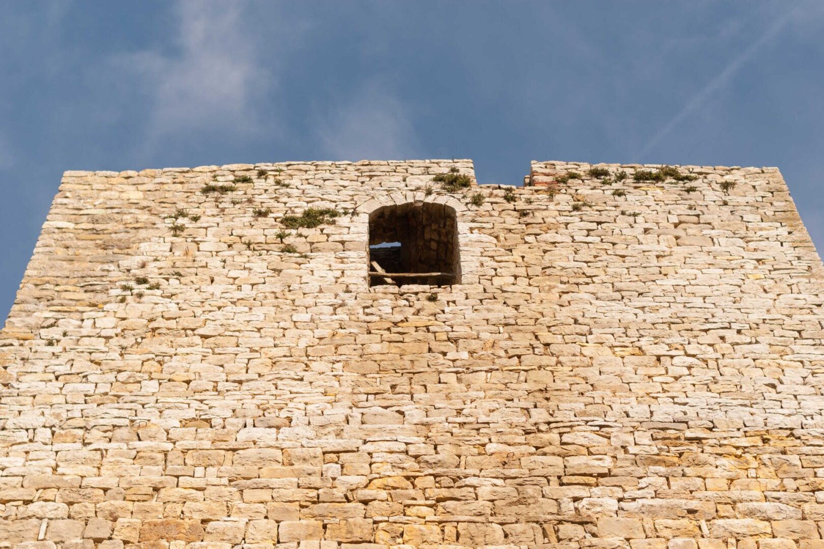 muro del castello con finestra