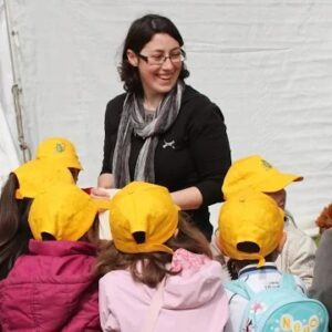 donna circondata da bambini