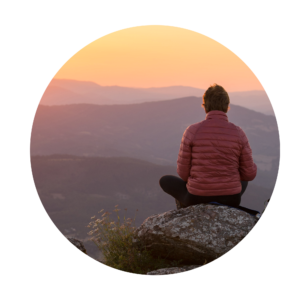 persona che contempla il panorama in solitudine